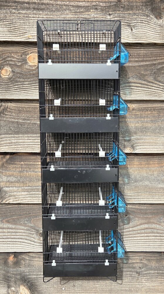 Zwarte stapelkooi 5-delig 104x31x20 cm (hxbxd) met ijzeren voorklep laden en bodemroosters